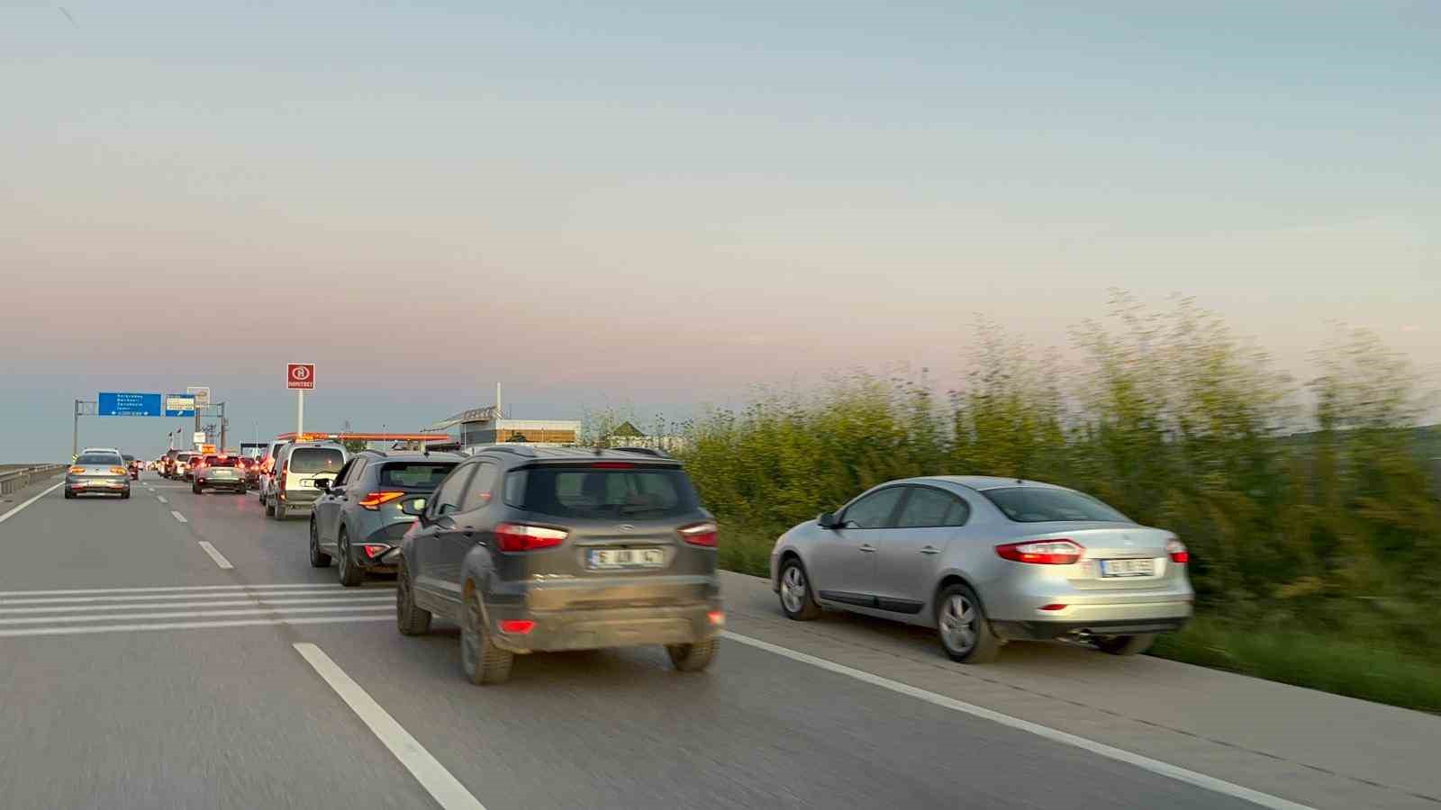 bursada kurban kesim alanlarinda kilometrelerce arac kuyrugu olustu 0 Iz7GvyNb