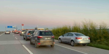 bursada-kurban-kesim-alanlarinda-kilometrelerce-arac-kuyrugu-olustu-3il4CCL5.jpg
