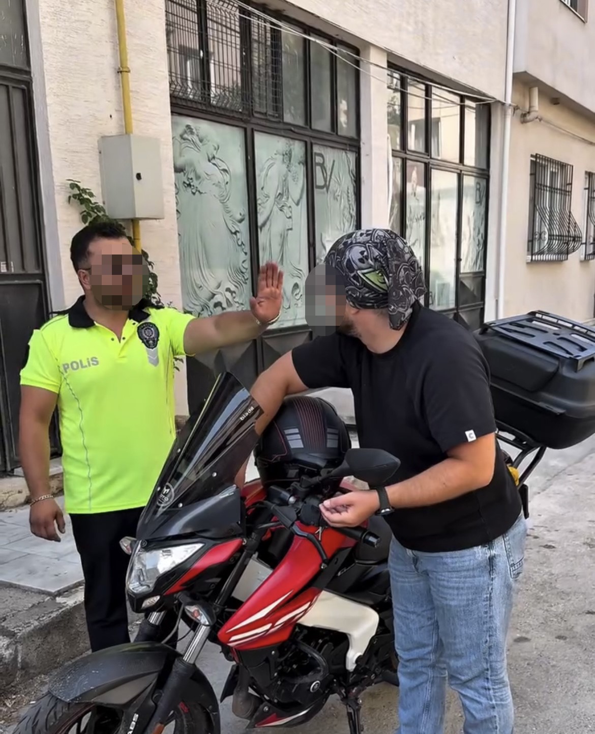 bursada kurgu video ceken 2 sahis polis kiyafeti giyince gozaltina alindi 1 cD2TI7HL