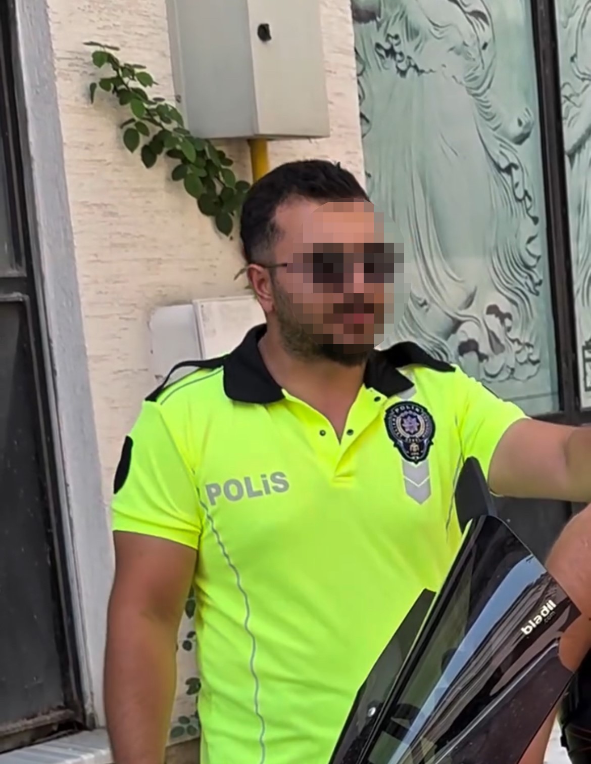 bursada kurgu video ceken 2 sahis polis kiyafeti giyince gozaltina alindi 2 nqy5rjOu