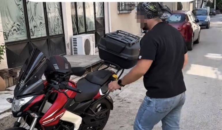 bursada-kurgu-video-ceken-2-sahis-polis-kiyafeti-giyince-gozaltina-alindi-YGAfEwM7.jpg