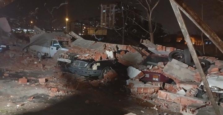 bursada lodos duvari devirdi altinda kalan 10 arac hasar gordu 0 QjpnkQIA