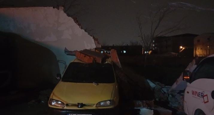bursada lodos duvari devirdi altinda kalan 10 arac hasar gordu 2 gXFhF84Y