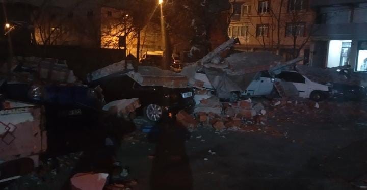 bursada lodos duvari devirdi altinda kalan 10 arac hasar gordu 3 RmtRPpsw