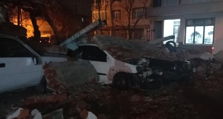 bursada lodos duvari devirdi altinda kalan 10 arac hasar gordu 4 12YavzJe