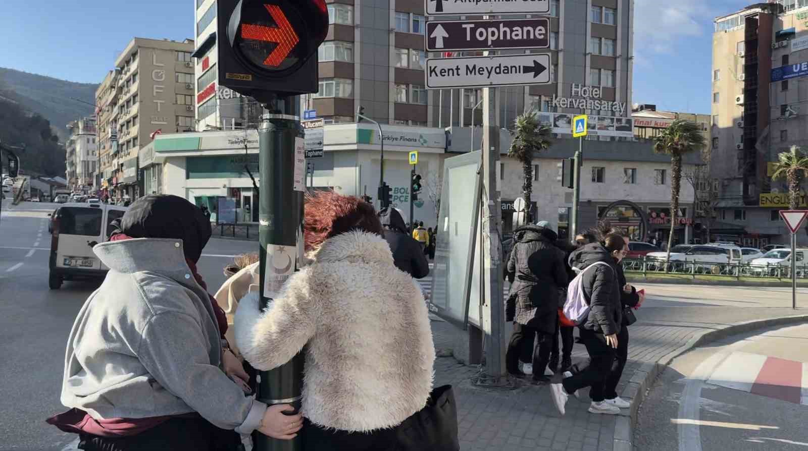 bursada lodos zor anlar yasatti trafik lambasina tutundular 1 5fp1VyN7