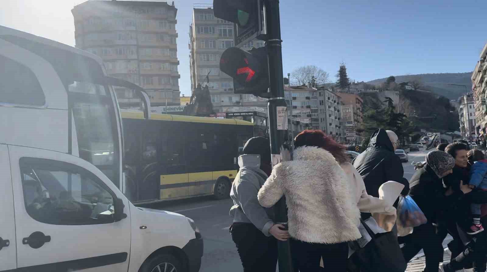 bursada lodos zor anlar yasatti trafik lambasina tutundular 2 7mAOVE8X