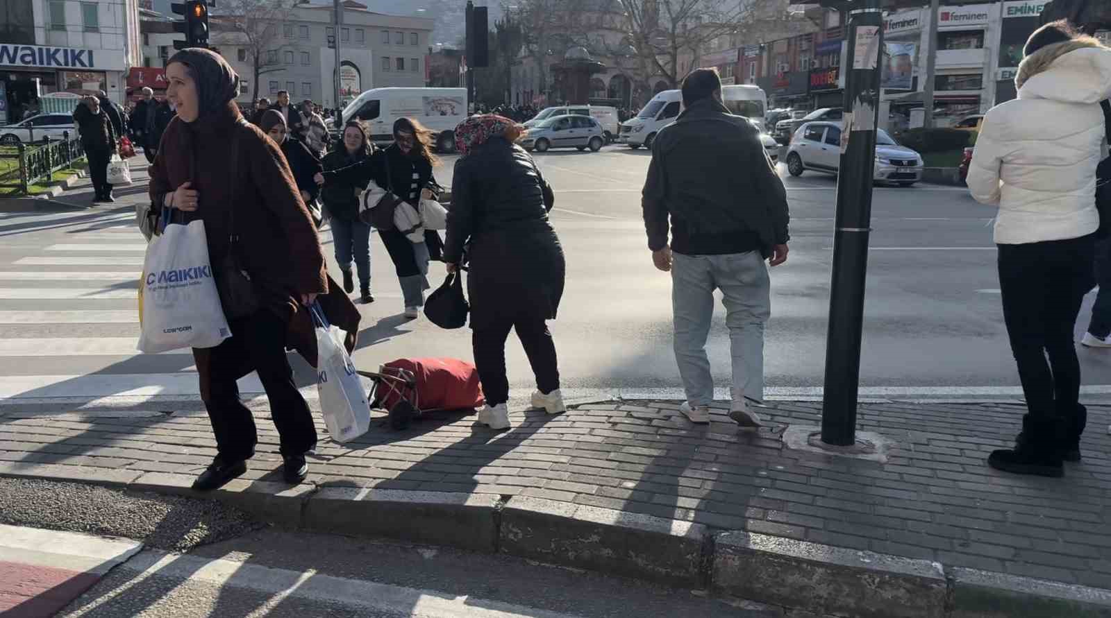 bursada lodos zor anlar yasatti trafik lambasina tutundular 3 OqVBJ12C
