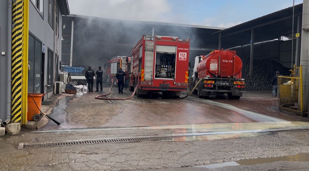 bursada metal geri donusum fabrikasinda yangin panigi 1 5cmFVvbC