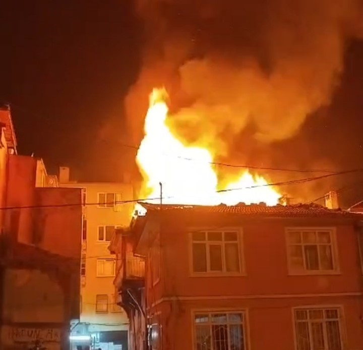 bursada metruk binanin cati kati alevlere teslim oldu 0 WujD9fjn