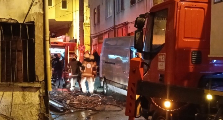 bursada metruk binanin cati kati alevlere teslim oldu 1 8RiGrY9h