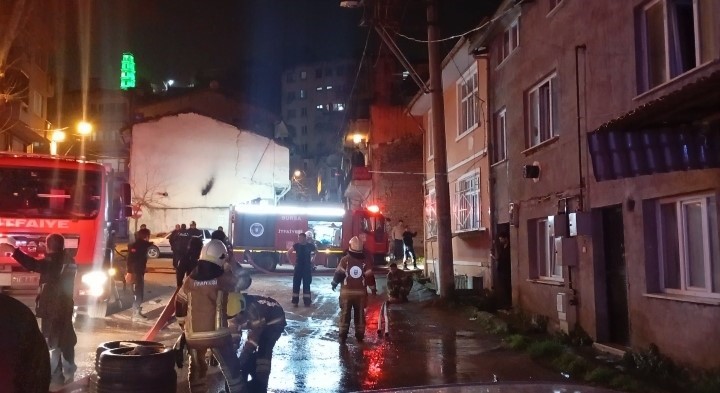 bursada metruk binanin cati kati alevlere teslim oldu 2 OdaOAjO6