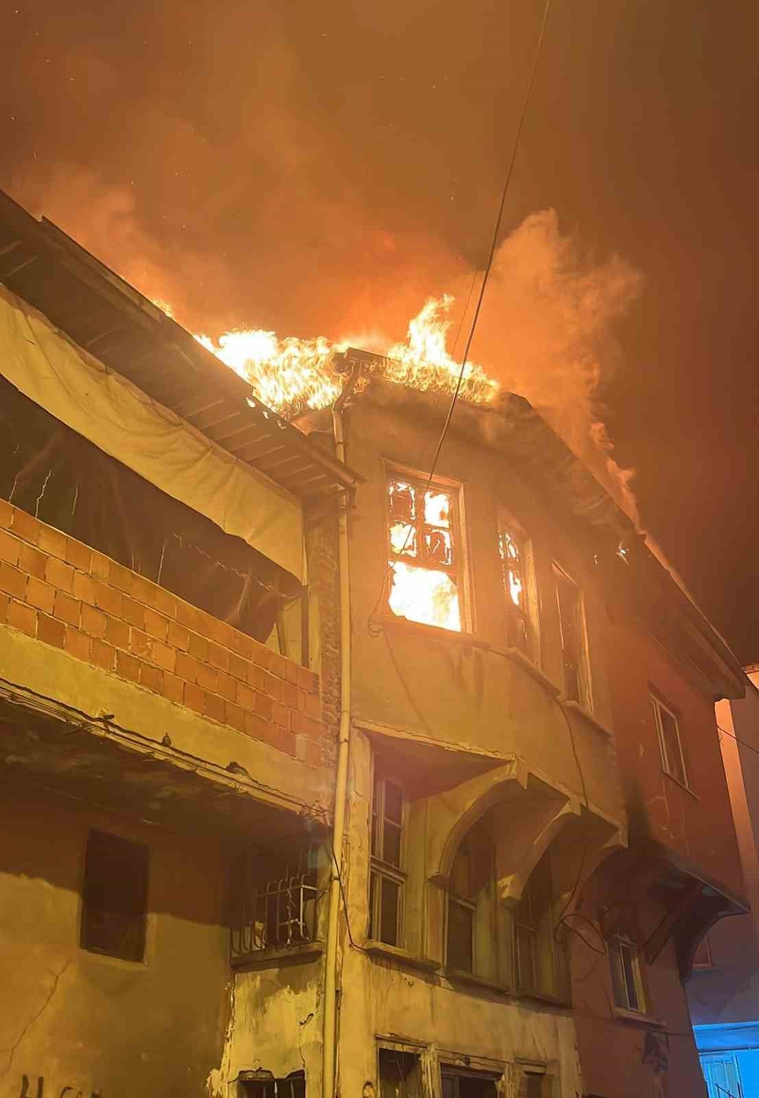 bursada metruk binanin cati kati alevlere teslim oldu 4 TH2SKOsq