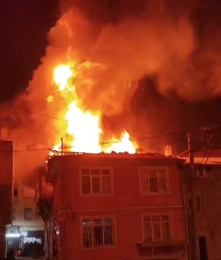 bursada metruk binanin cati kati alevlere teslim oldu 6