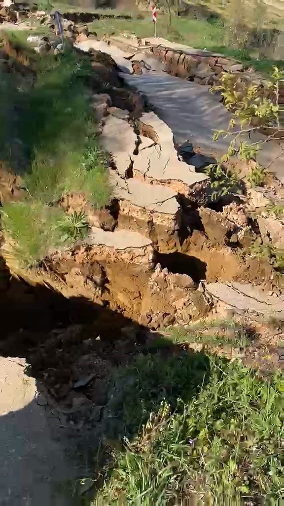 bursada meydana gelen heyelan yolu parcalara ayirdi 0 OkCW88FE