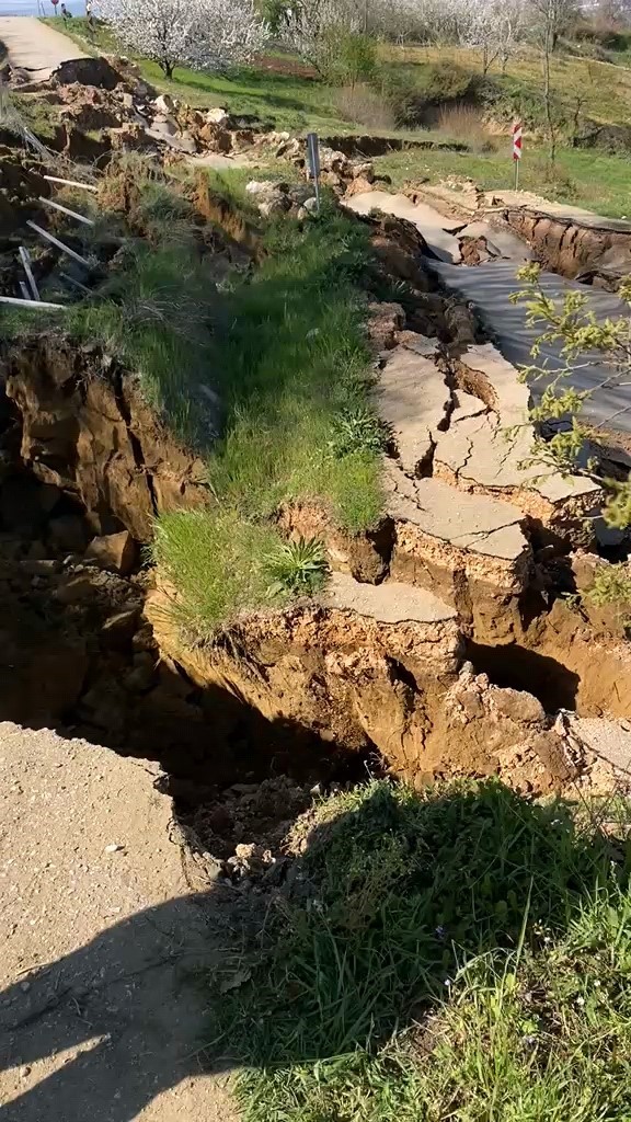 bursada meydana gelen heyelan yolu parcalara ayirdi 1
