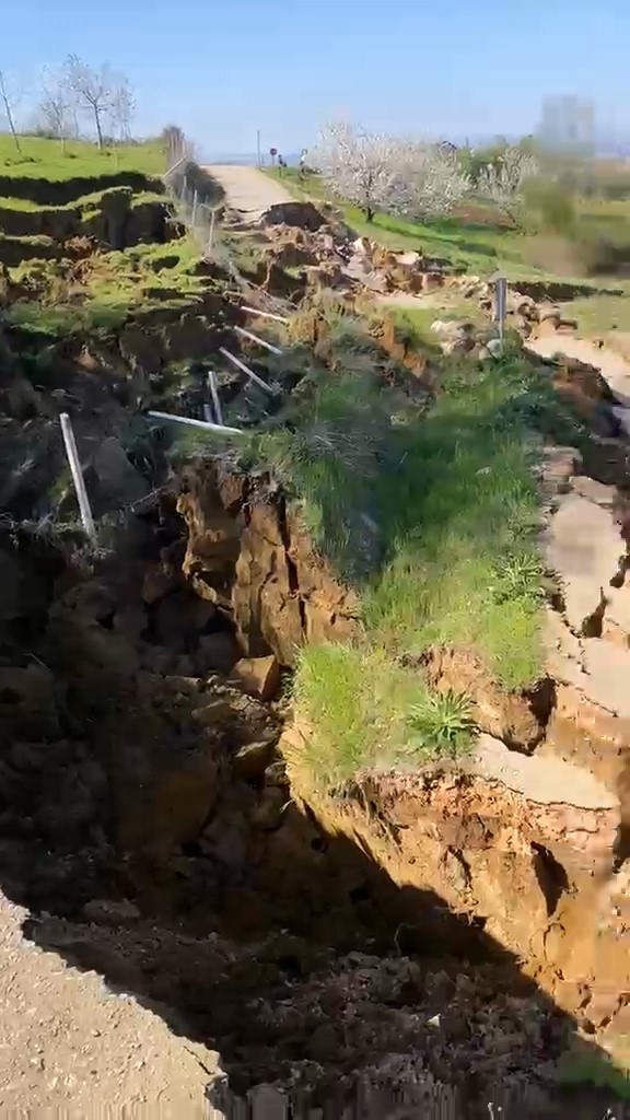 bursada meydana gelen heyelan yolu parcalara ayirdi 3 ghvHWSih
