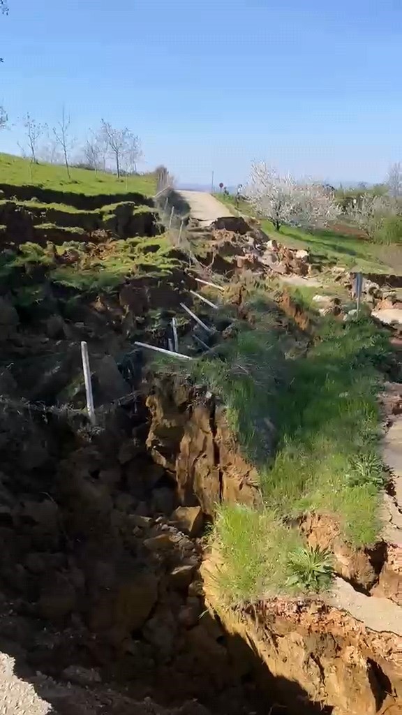 bursada meydana gelen heyelan yolu parcalara ayirdi 6 aDTZjKm4