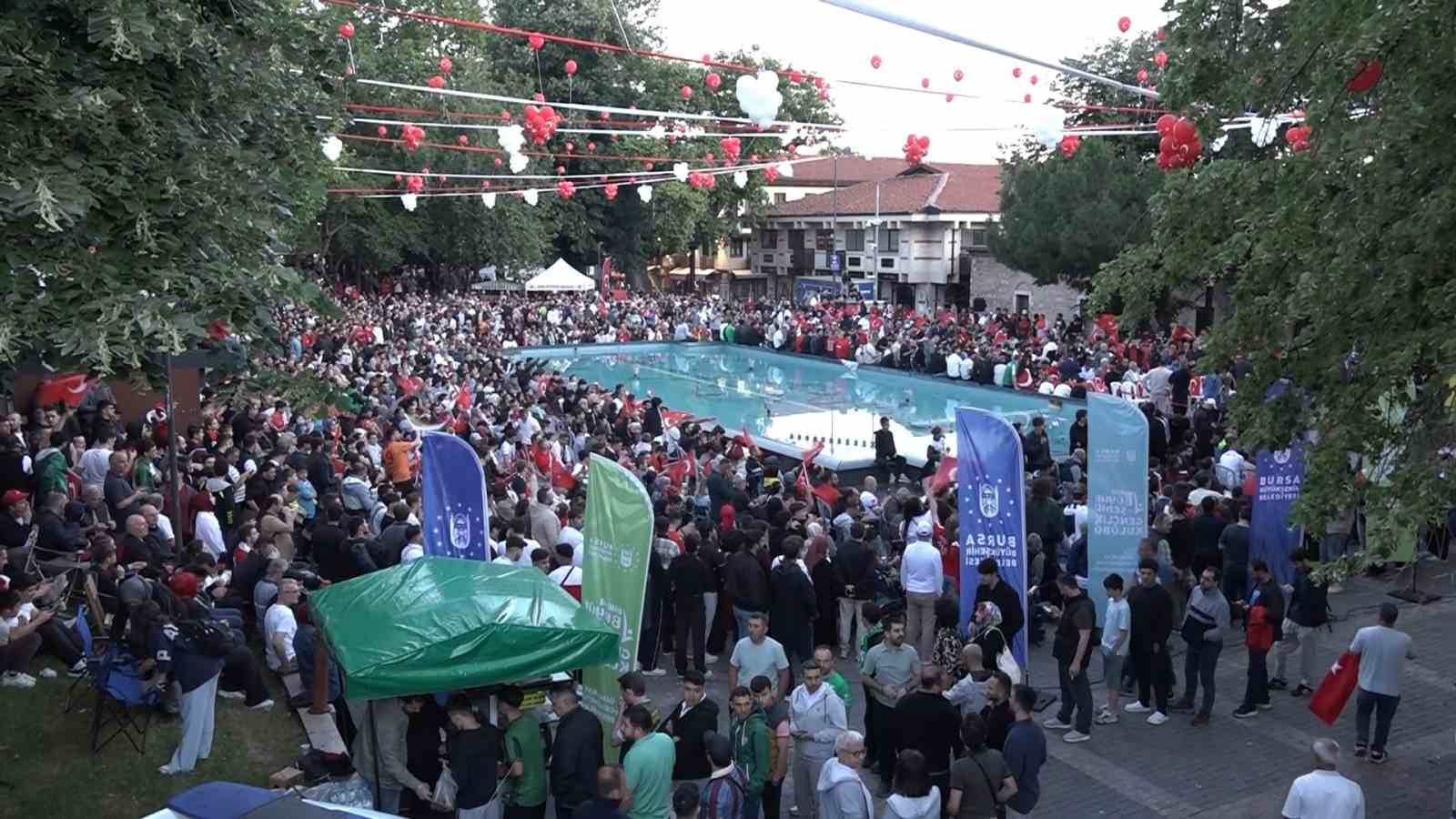 bursada meydanlara kurulan dev ekranlarda dunya kupasi heyecani yasandi 2 ZyTU78nj