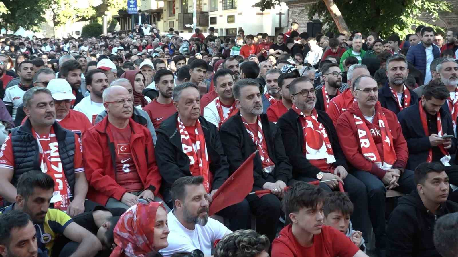 bursada meydanlara kurulan dev ekranlarda dunya kupasi heyecani yasandi 3 AqaDjMc6
