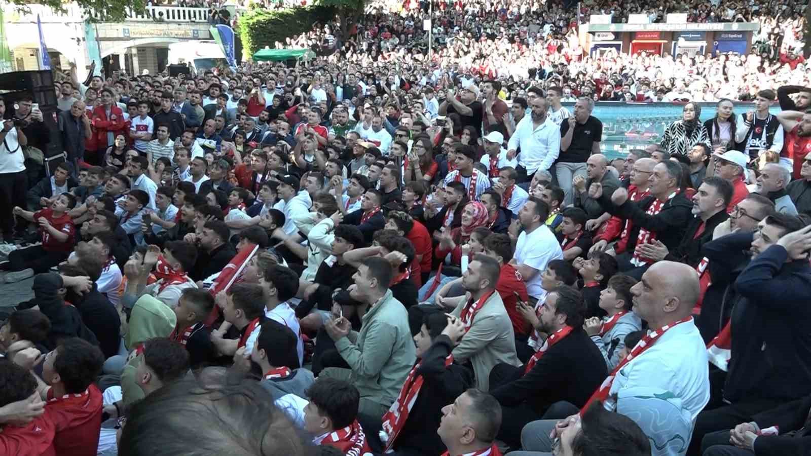 bursada meydanlara kurulan dev ekranlarda dunya kupasi heyecani yasandi 4