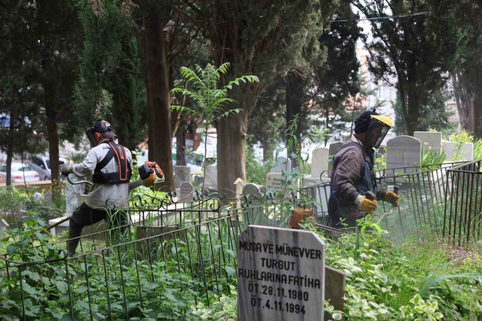 bursada mezarliklar bayrama hazir 5 4nOfFRNE