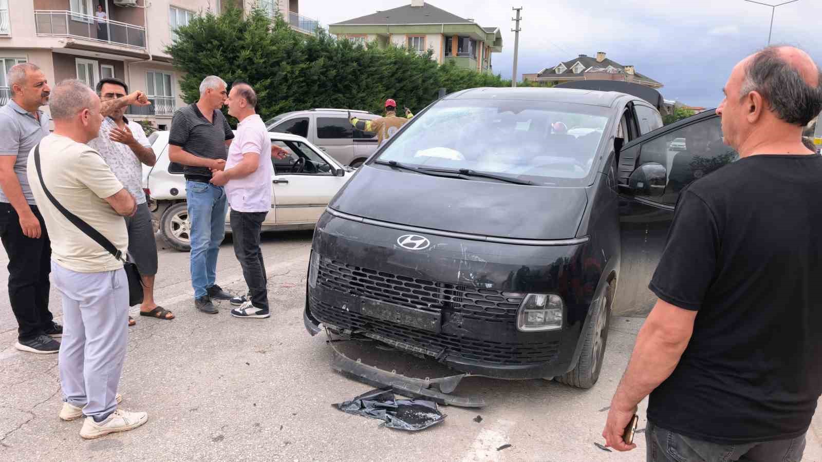 Bursa’da minibüs ile otomobil çarpıştı: 9 yaralı 6 bursada minibus ile otomobil carpisti 9 yarali 2 k41sDpKl