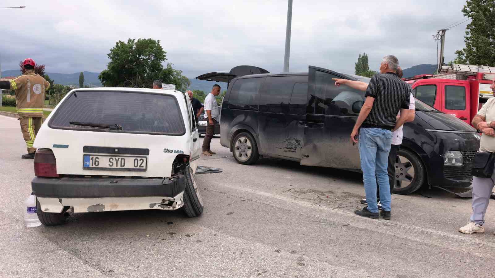 Bursa’da minibüs ile otomobil çarpıştı: 9 yaralı 7 bursada minibus ile otomobil carpisti 9 yarali 3 qYMliH1K