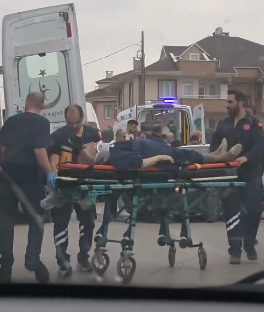 Bursa’da minibüs ile otomobil çarpıştı: 9 yaralı 8 bursada minibus ile otomobil carpisti 9 yarali 4 REvkeBMI