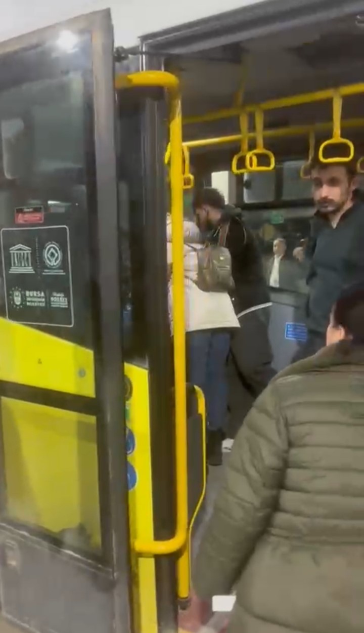 bursada minibuste kalp krizi sofor hastaneye ulastirdi 2 R7tGzWeF