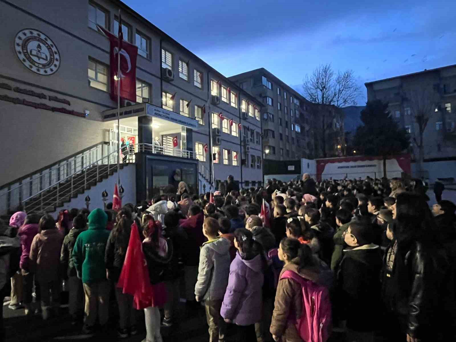 bursada minik ogrenciler depremde hayatini kaybedenleri unutmadi 0 EFKaTNcU