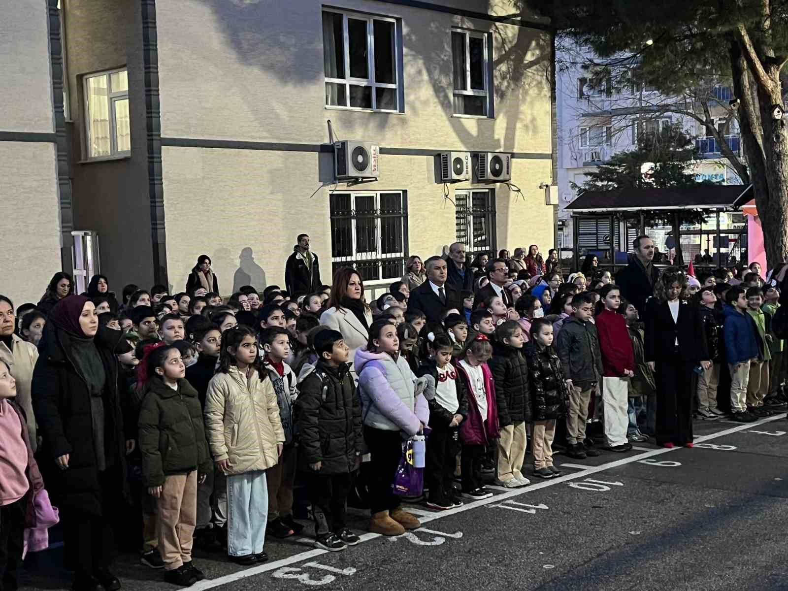 bursada minik ogrenciler depremde hayatini kaybedenleri unutmadi 1
