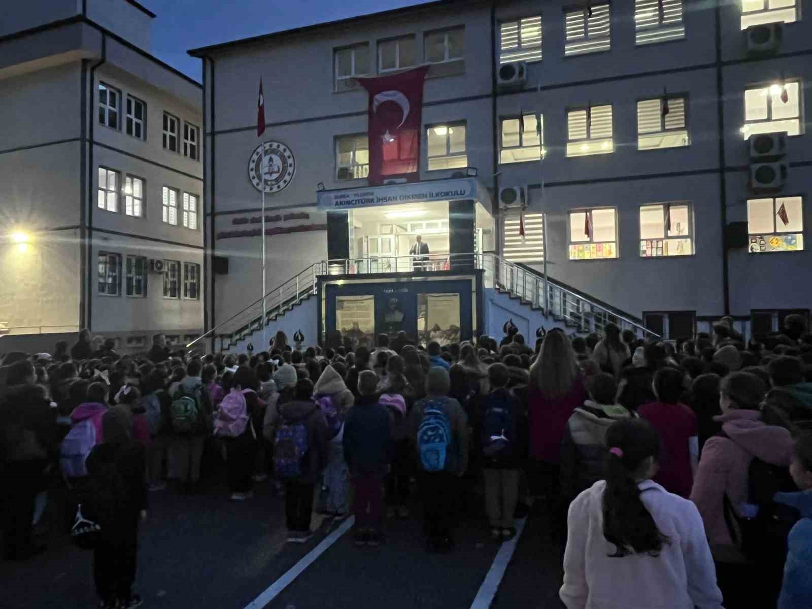 bursada minik ogrenciler depremde hayatini kaybedenleri unutmadi 2