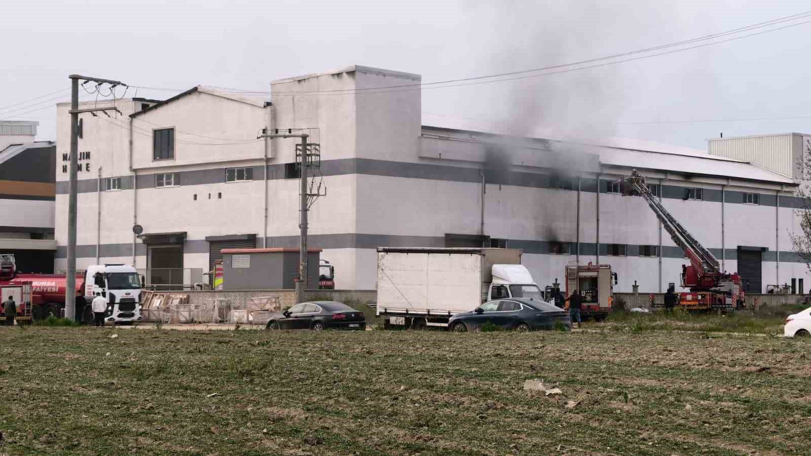 Bursa’da mobilya fabrikasında korkutan yangın 6 bursada mobilya fabrikasinda korkutan yangin 2 2EUsNReL