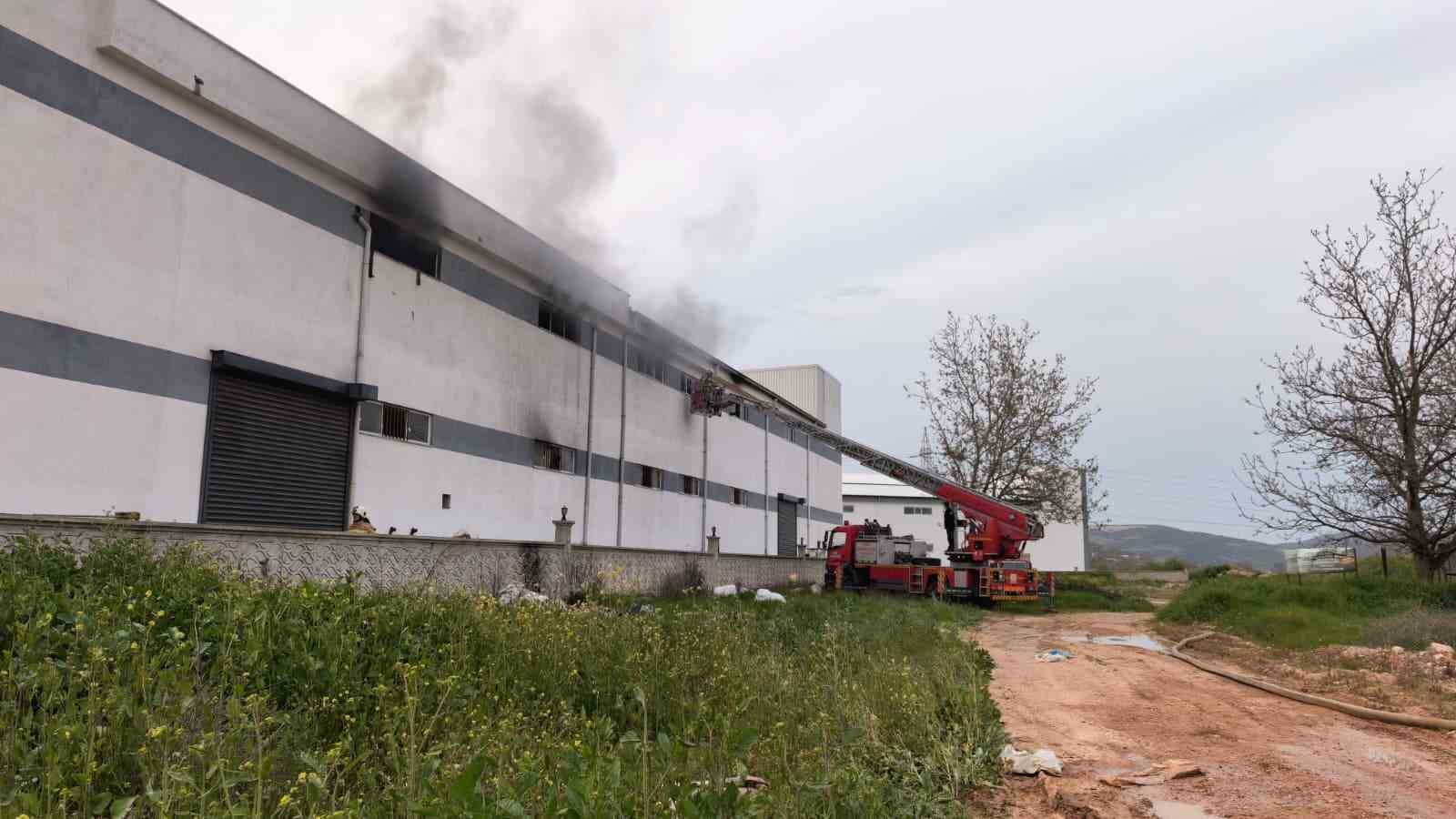 Bursa’da mobilya fabrikasında korkutan yangın 8 bursada mobilya fabrikasinda korkutan yangin 4 IhVYOMhm