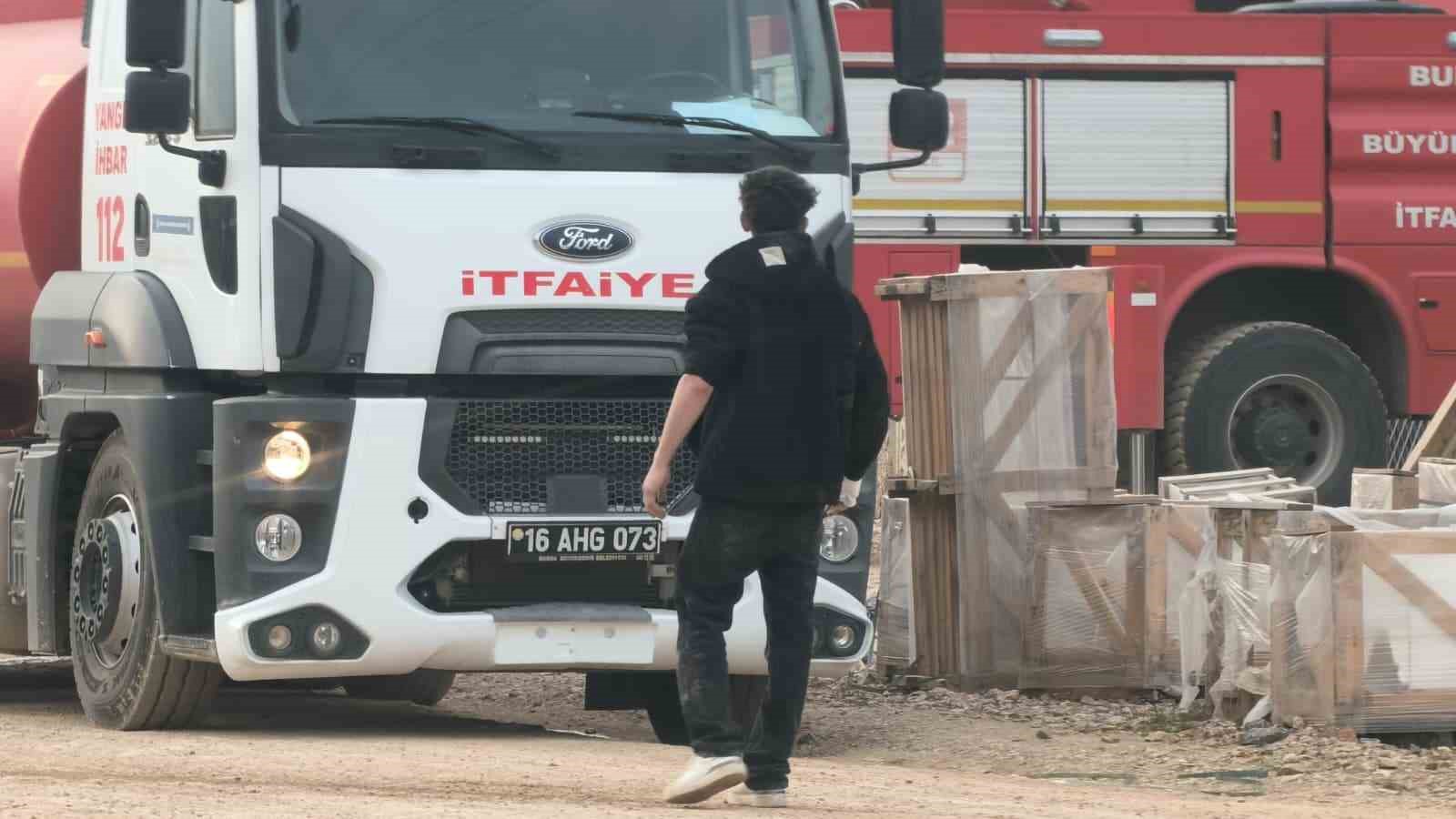 Bursa’da mobilya fabrikasında korkutan yangın 9 bursada mobilya fabrikasinda korkutan yangin 5
