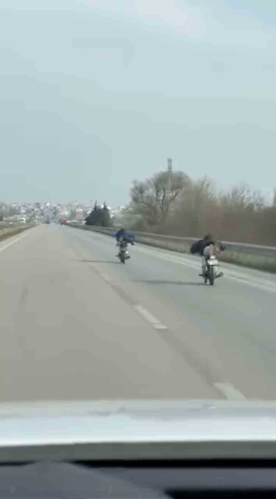 bursada motor ustunde yatarak tehlikeli yolculuk 1 zreAm4YA