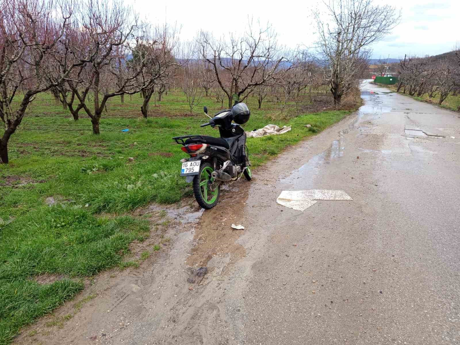 bursada motosiklet cukura duserek devrildi 1i agir 2 yarali 1 dEjsMyOm