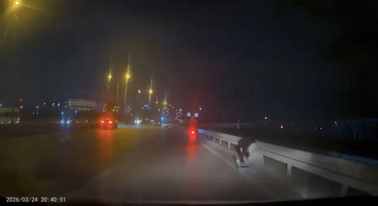 bursada motosiklet kazasi kamerada surucu yola boyle savruldu 2