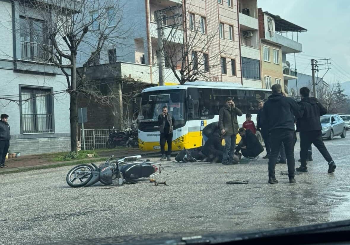 bursada motosikletler kafa kafaya carpisti 1i agir 2 yarali 2 MQpzsL7X
