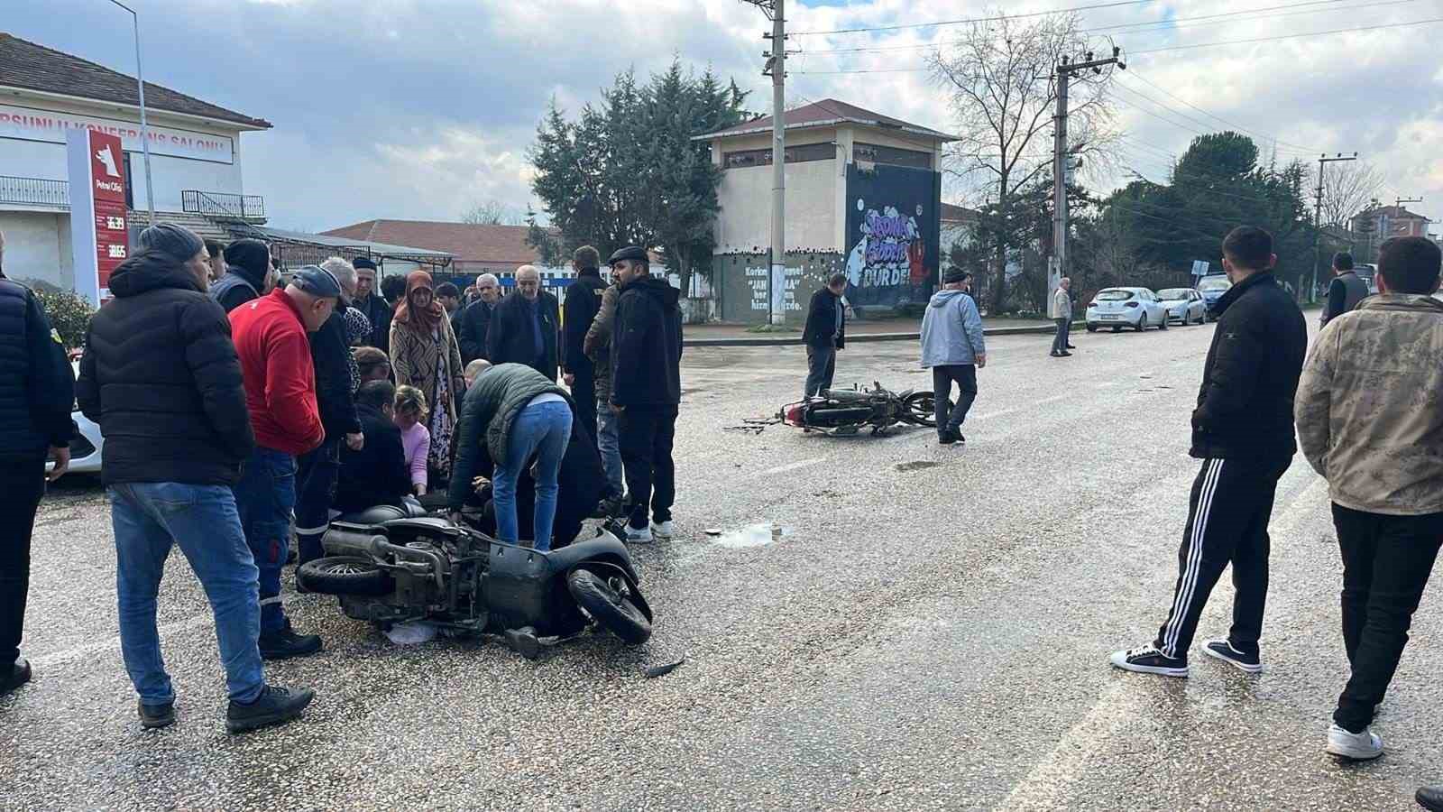 bursada motosikletler kafa kafaya carpisti 1i agir 2 yarali 3
