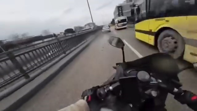 bursada motosikletlinin olumden dondugu anlar 2 9aqBZG9g