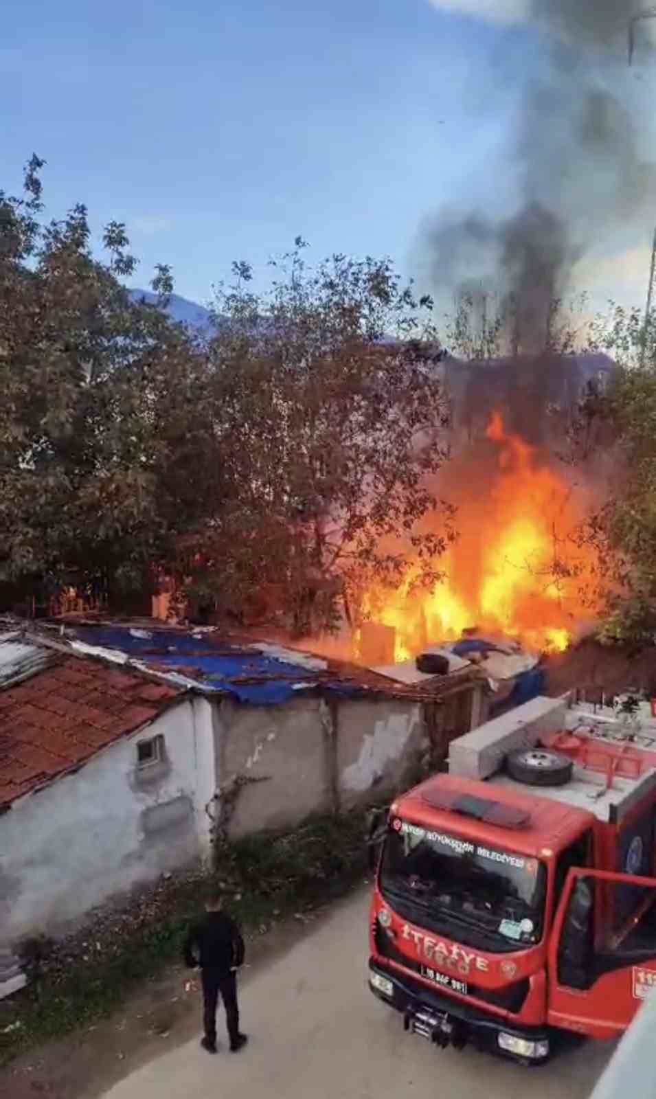 bursada mustakil evin bahcesinde cikan yangin korkuttu 0 erJYylau