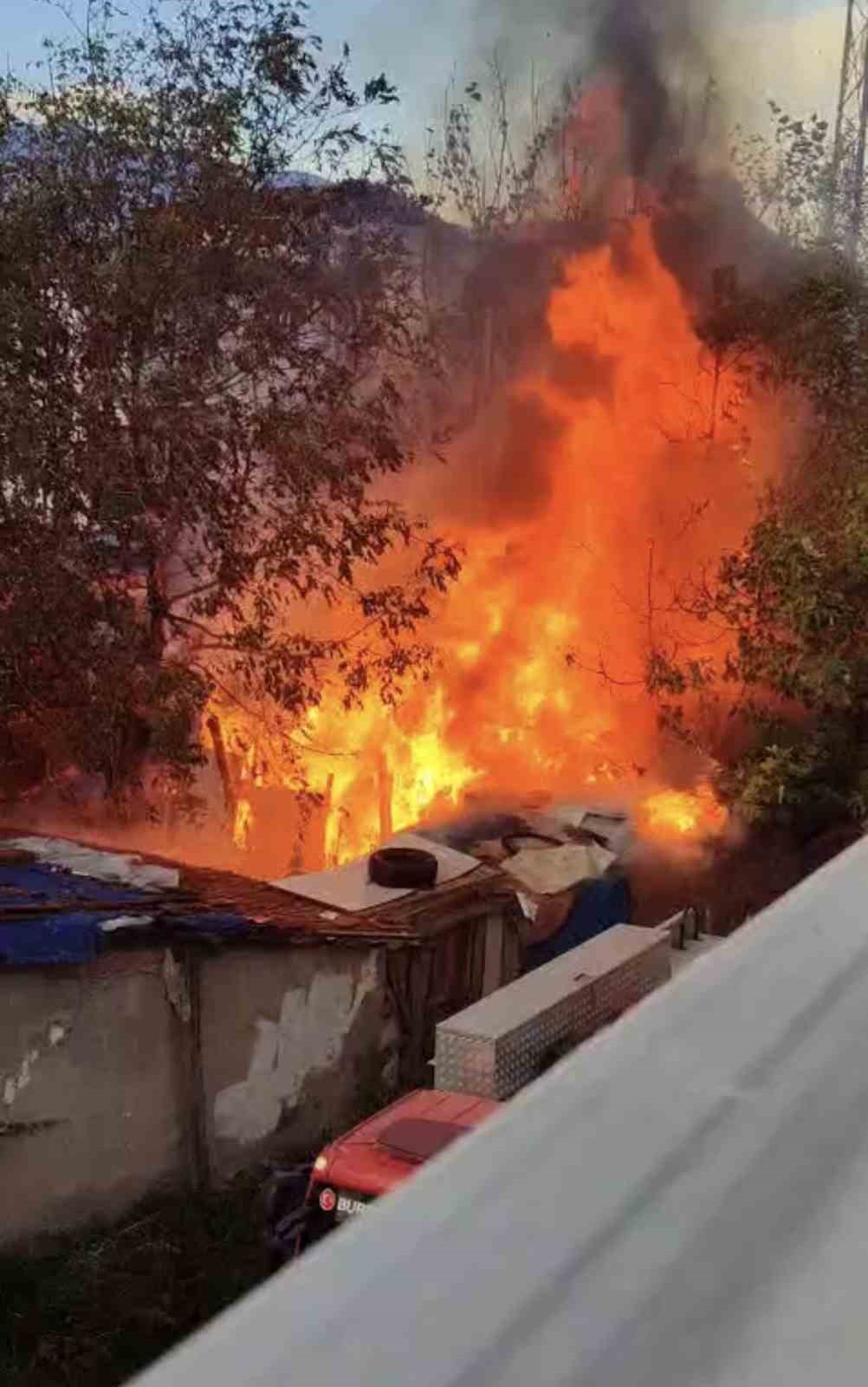 bursada mustakil evin bahcesinde cikan yangin korkuttu 2 AJuIcd8t