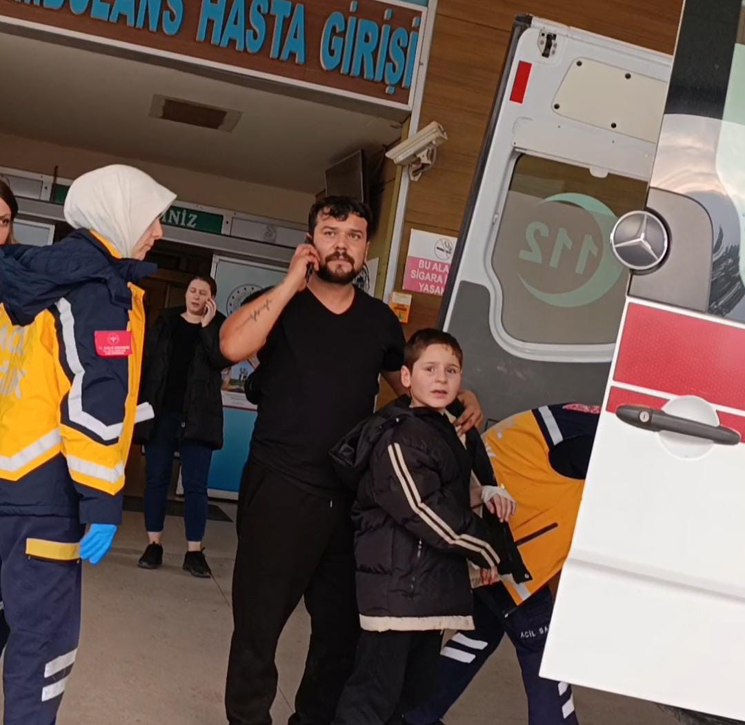 Bursa’da nacakla oynayan çocuğun parmağı kopma noktasına geldi 4 bursada nacakla oynayan cocugun parmagi kopma noktasina geldi 0 81rONBzp