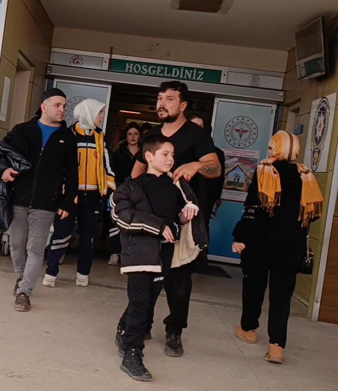 Bursa’da nacakla oynayan çocuğun parmağı kopma noktasına geldi 5 bursada nacakla oynayan cocugun parmagi kopma noktasina geldi 1 rVnBj2rA