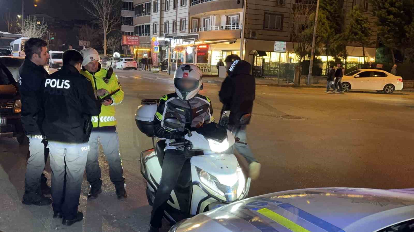 bursada o mahalleye akin eden suruculere polis uygulamasi 4 kwIay2rQ