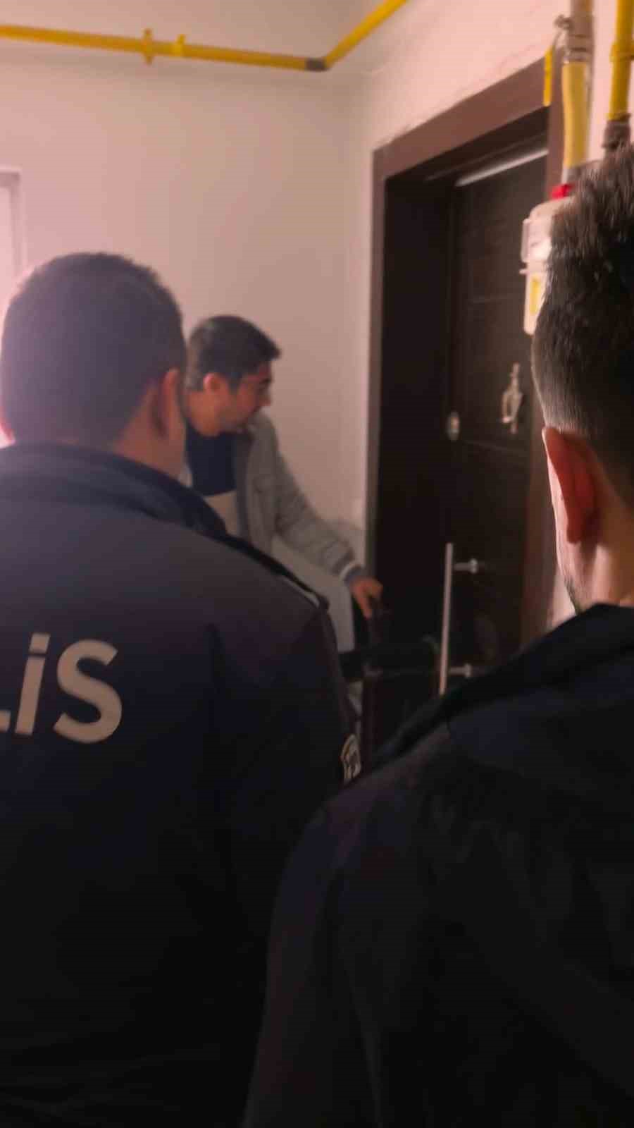bursada ofkeli genc ablasini bicakla rehin aldi 3 Feu4WJQ9