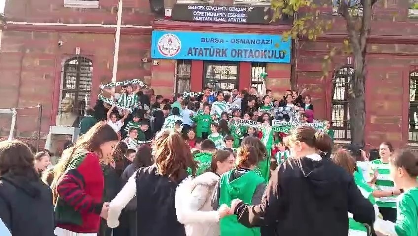 bursada ogrenciler bursaspor kiyafetleriyle okula geldi 0