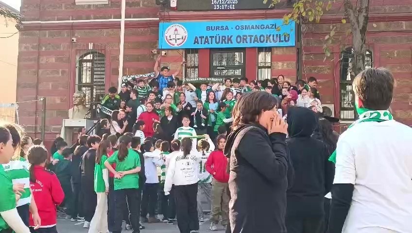 bursada ogrenciler bursaspor kiyafetleriyle okula geldi 1 vRSQSaKG